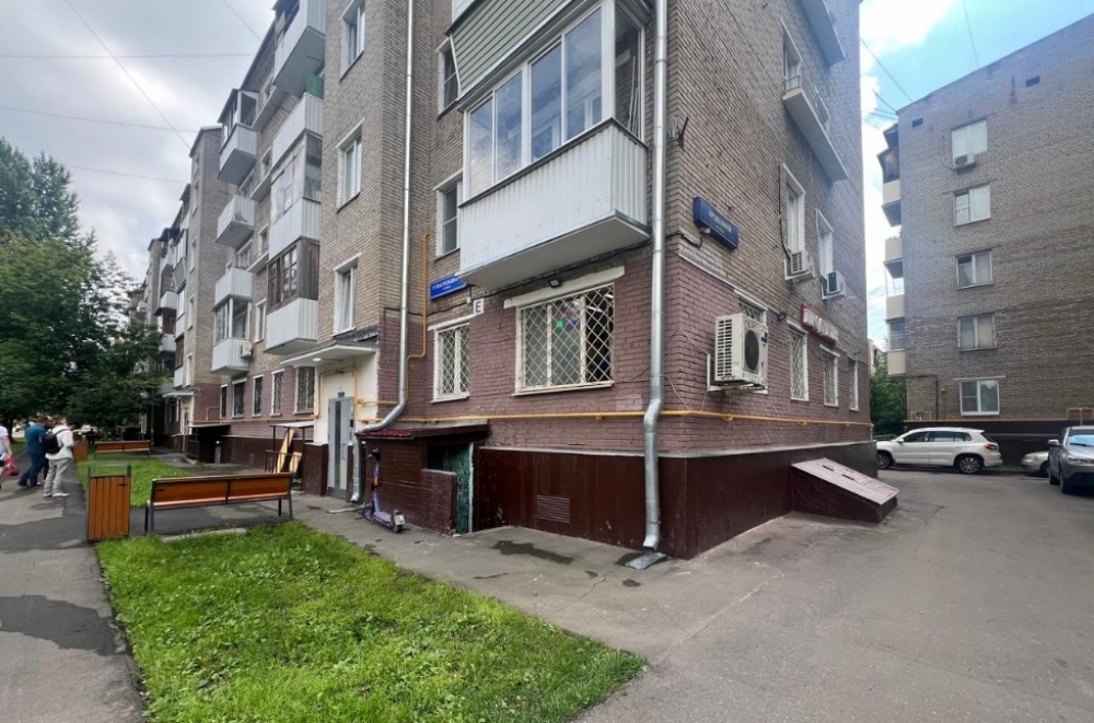 Продажа торгового помещения Жилое здание 