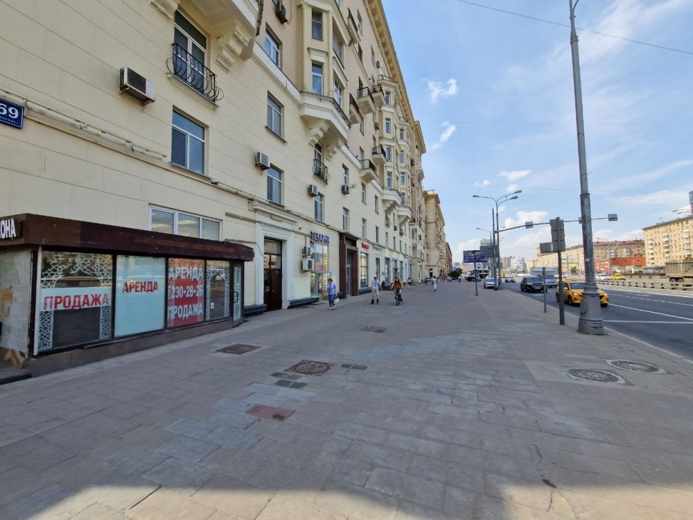 Продажа торгового помещения Жилое здание 