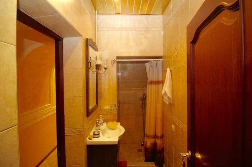 Продажа торгового помещения Жилое здание 