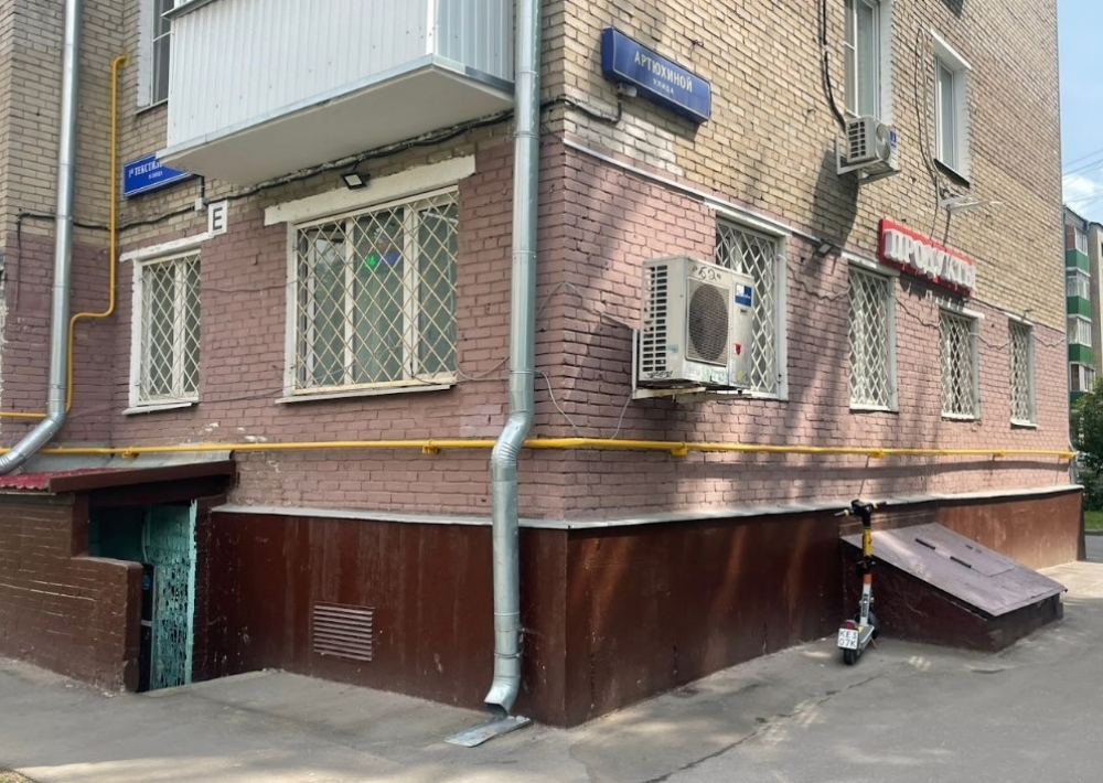 Продажа торгового помещения Жилое здание 