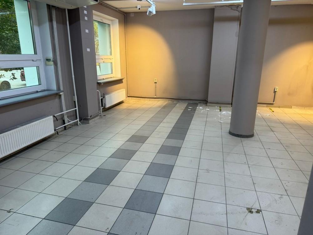 Продажа торгового помещения Жилое здание 