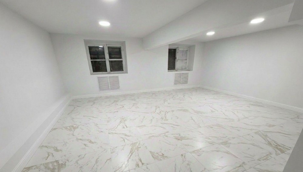 Продажа торгового помещения Жилое здание 