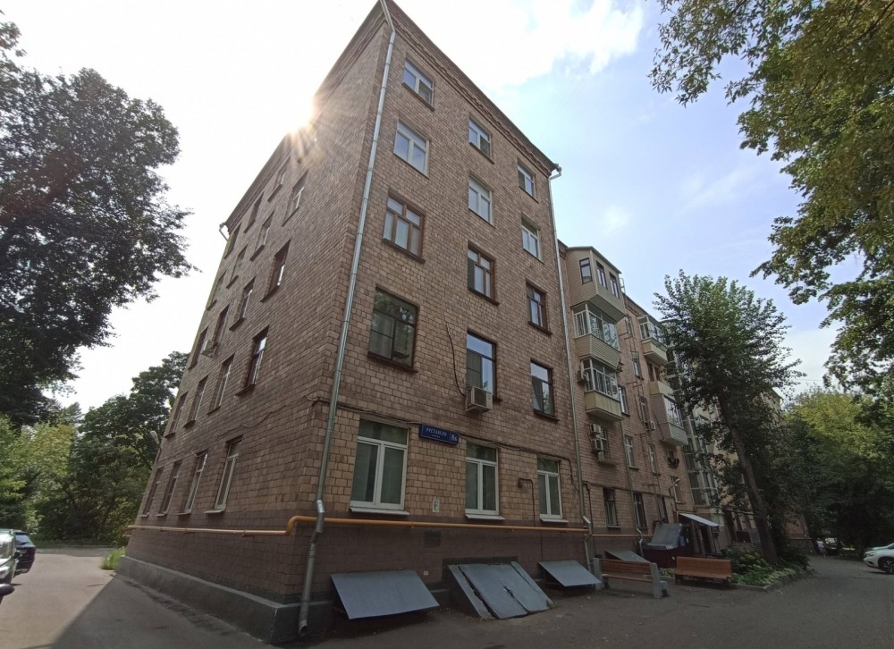 Продажа торгового помещения Жилое здание 