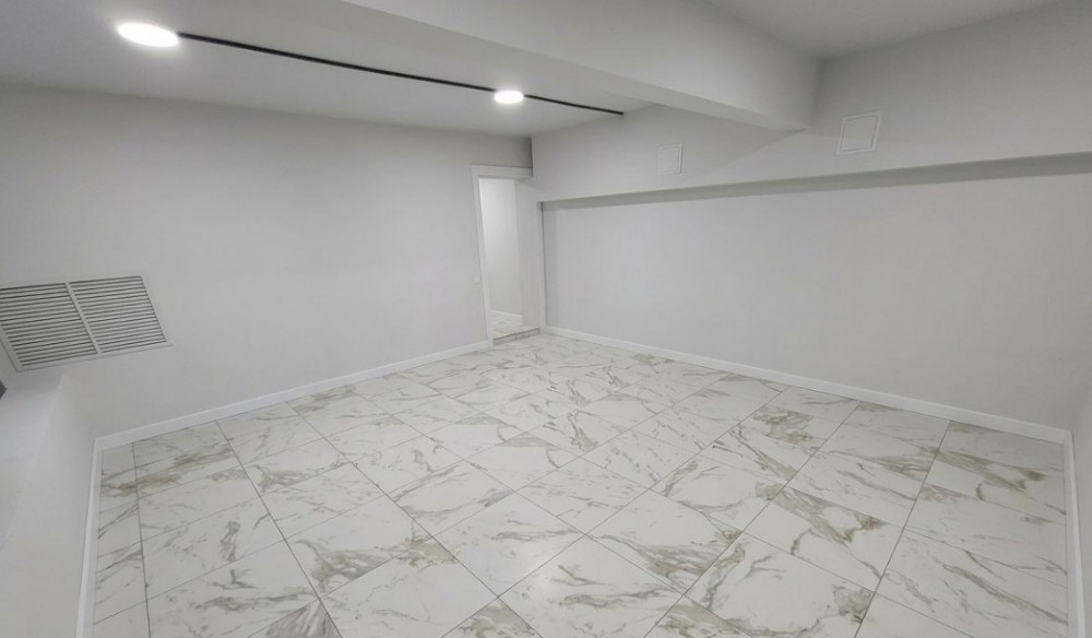 Продажа торгового помещения Жилое здание 