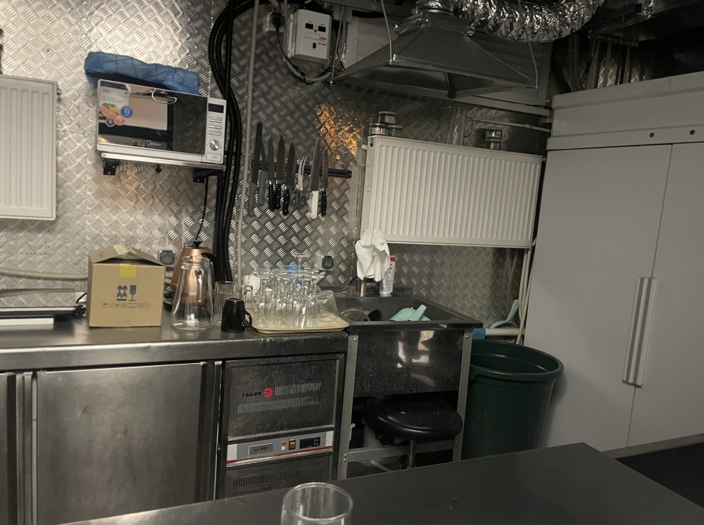 Продажа торгового помещения Жилое здание 