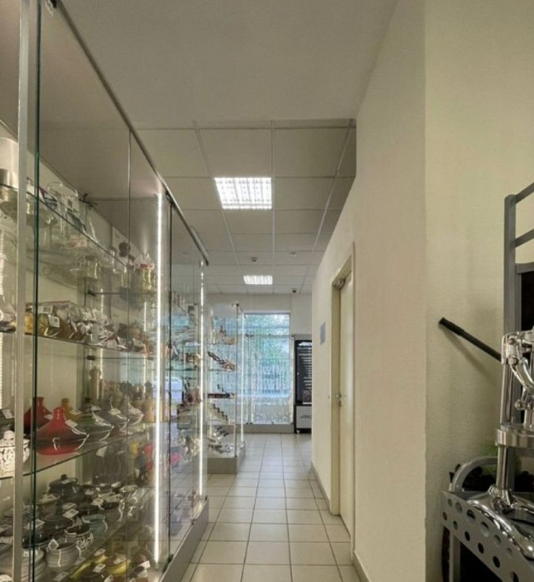 Продажа торгового помещения Жилое здание 