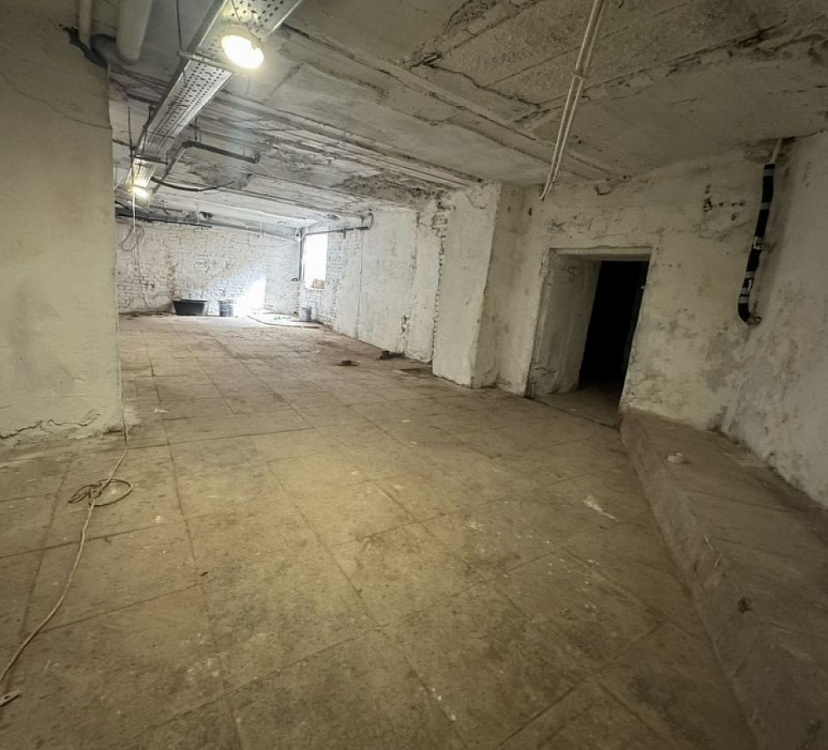 Продажа торгового помещения Жилое здание 