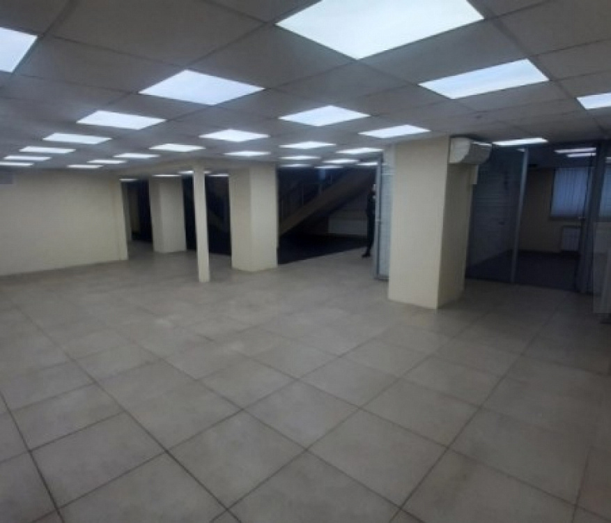 Продажа торгового помещения Жилое здание 