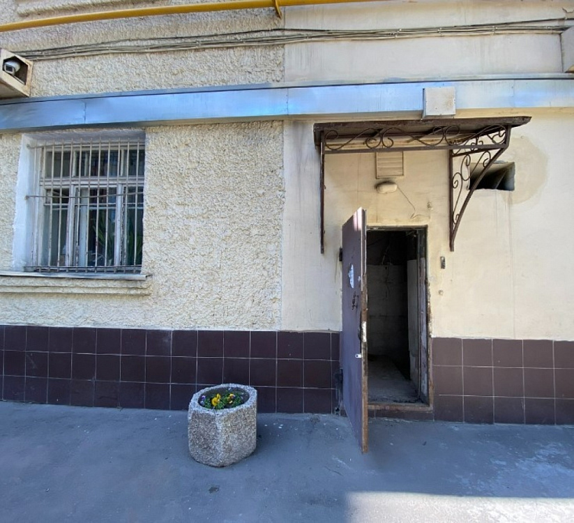 Продажа торгового помещения Жилое здание 