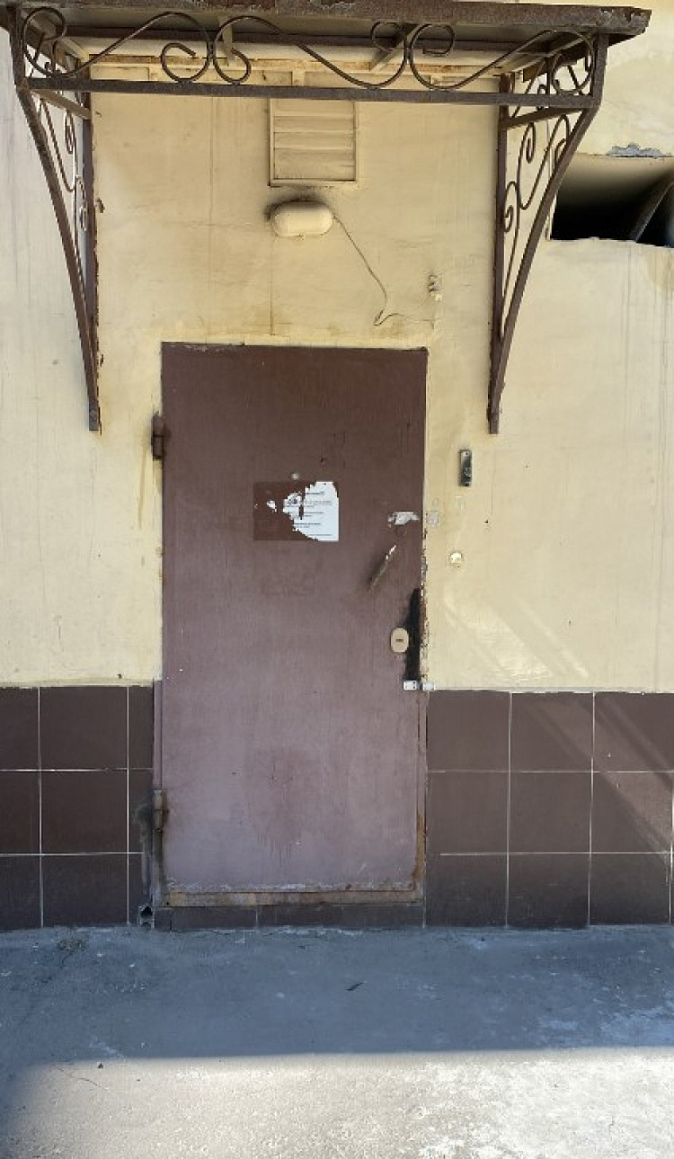 Продажа торгового помещения Жилое здание 