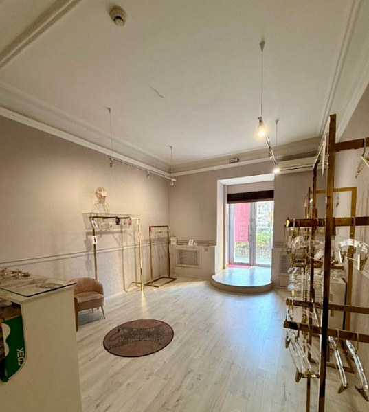 Продажа торгового помещения Жилое здание 