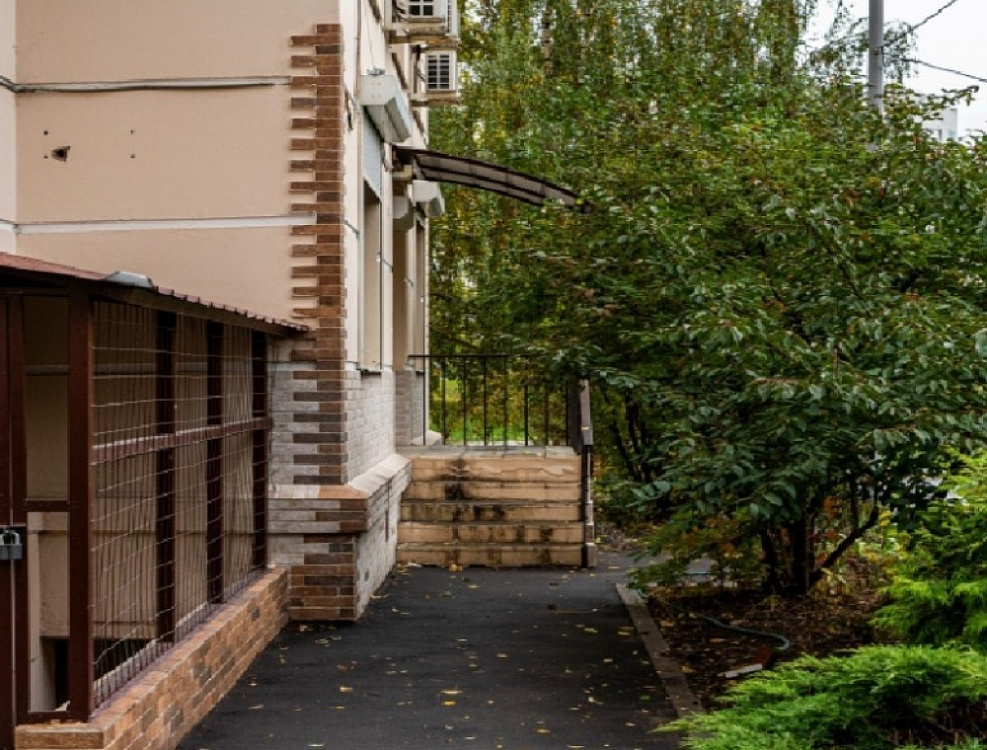 Продажа торгового помещения Жилое здание 