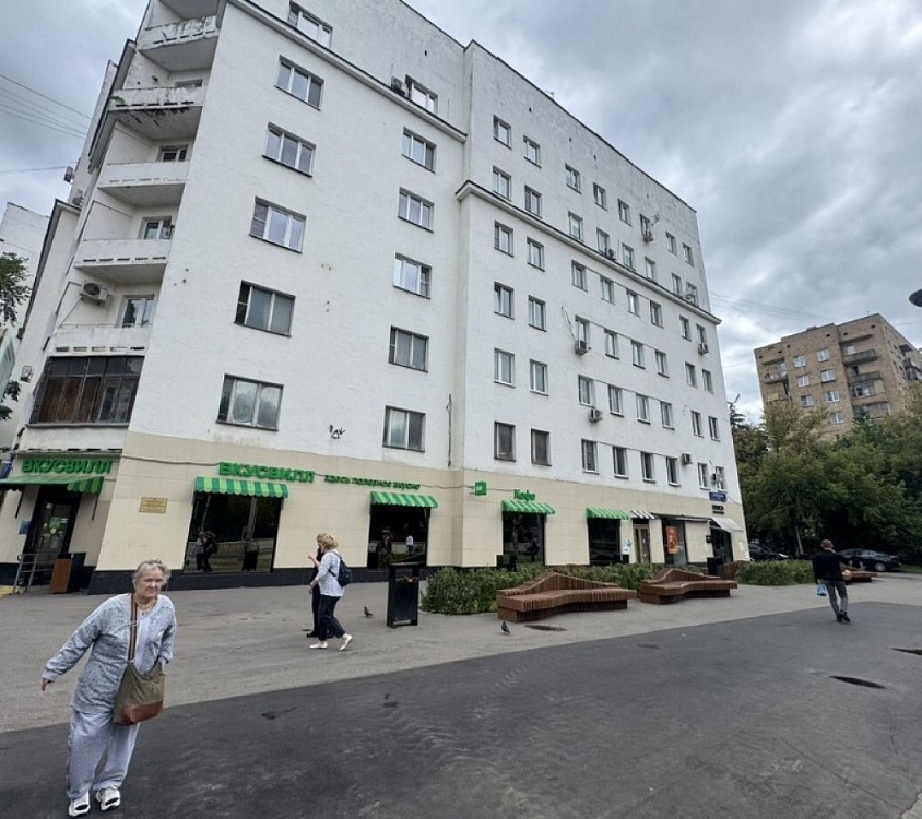 Продажа торгового помещения Жилое здание 