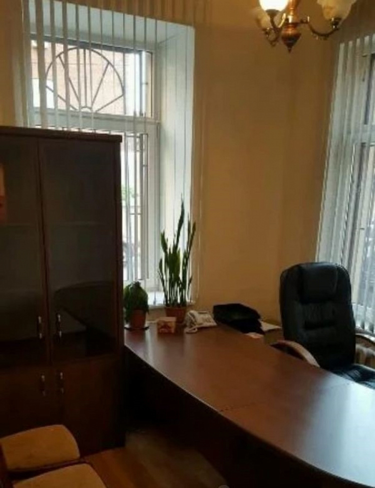 Продажа торгового помещения Жилое здание 