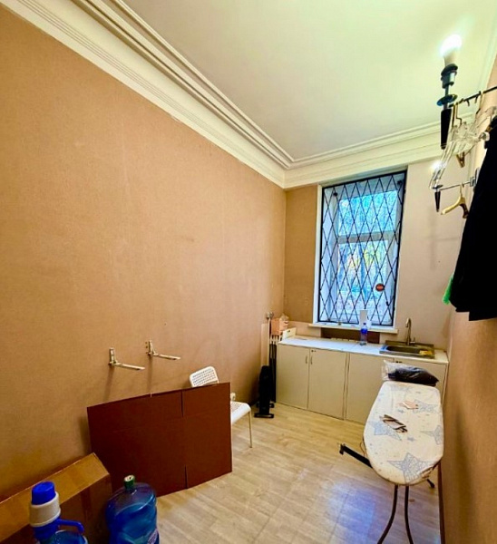 Продажа торгового помещения Жилое здание 