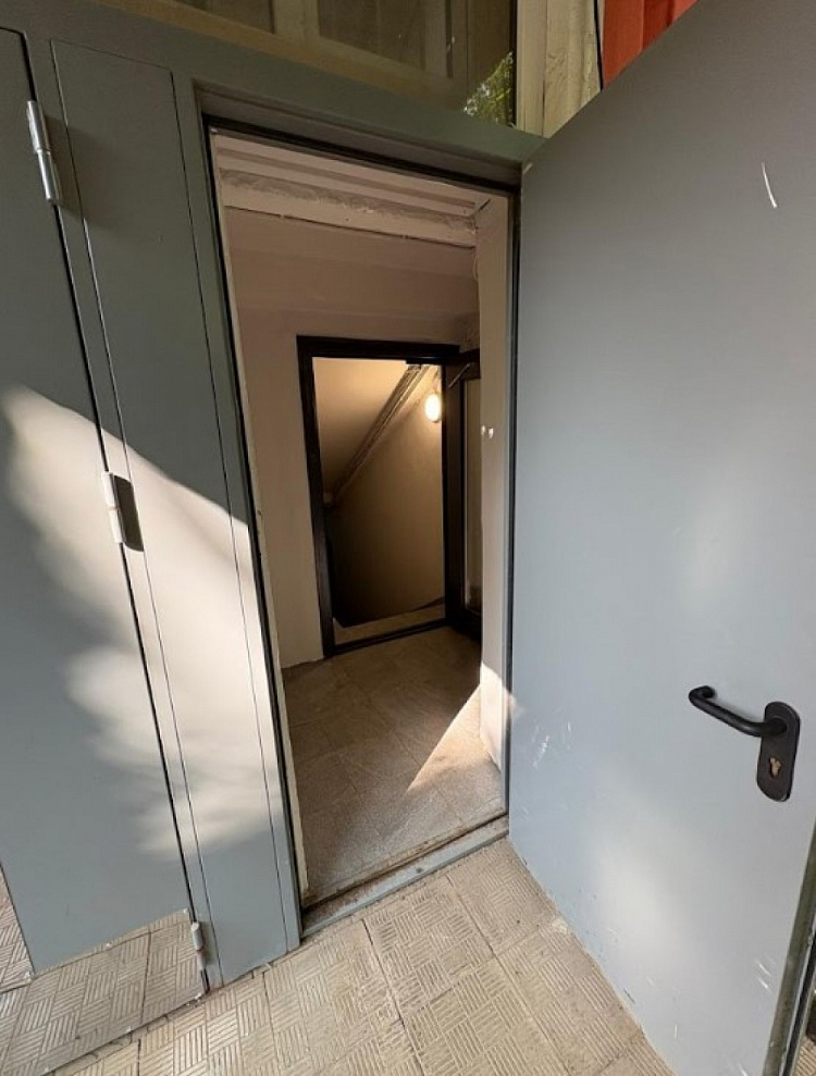 Продажа торгового помещения Жилое здание 