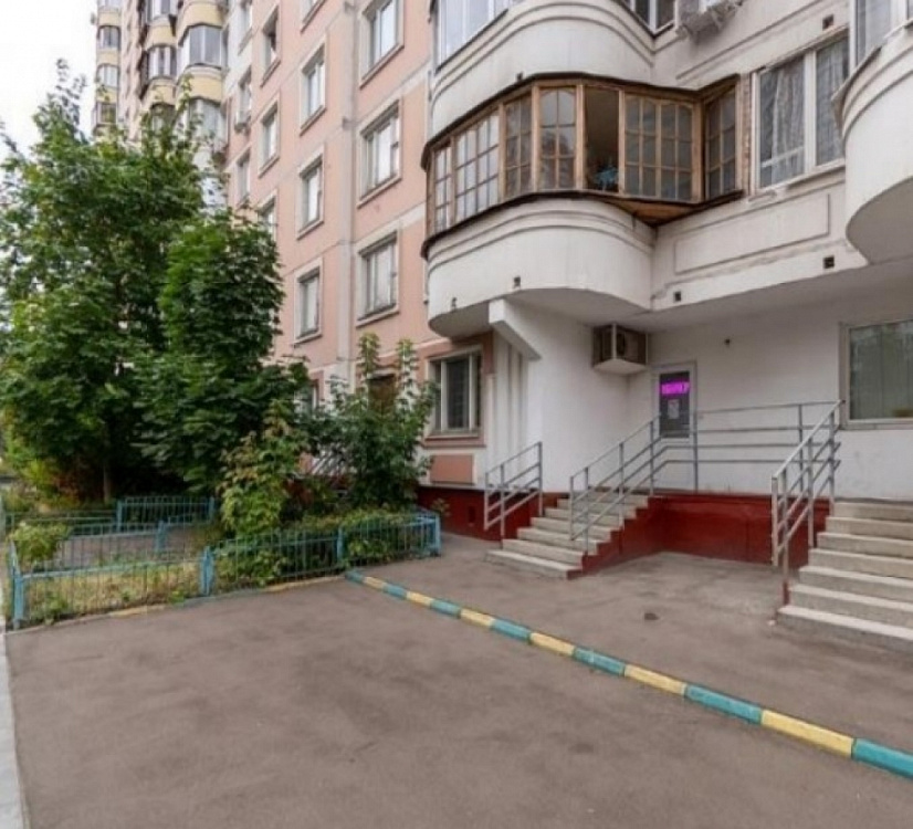 Продажа торгового помещения Жилое здание 