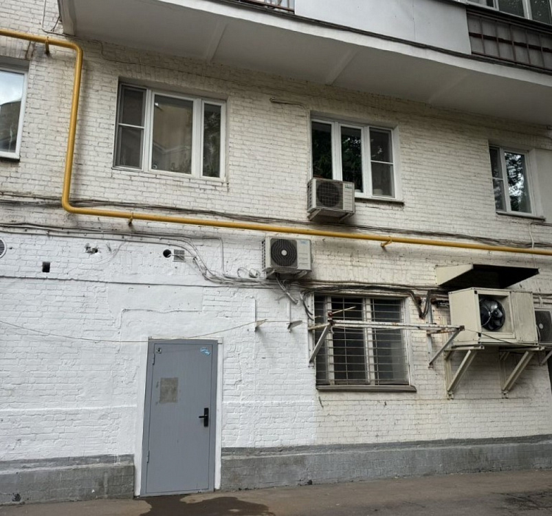 Продажа торгового помещения Жилое здание 