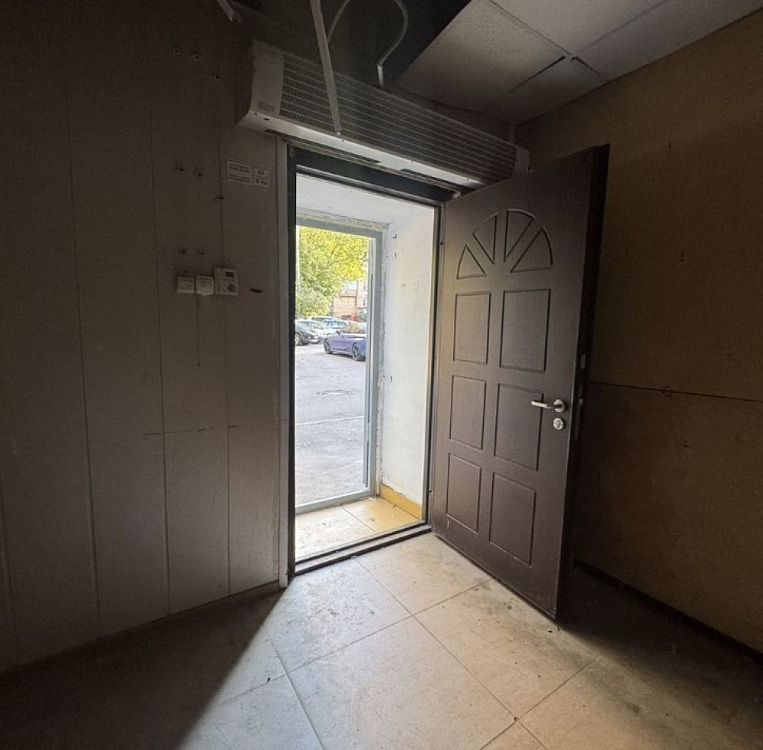 Продажа торгового помещения Жилое здание 