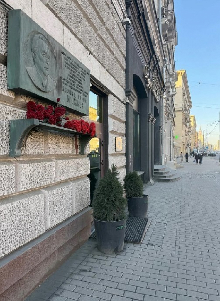 Продажа торгового помещения Жилое здание 