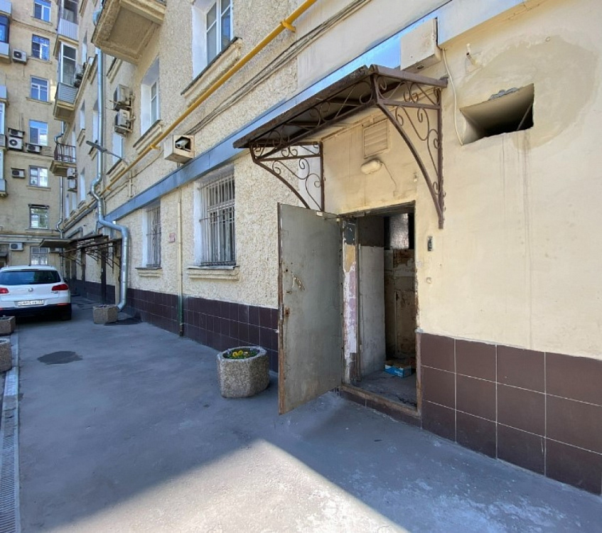 Продажа торгового помещения Жилое здание 