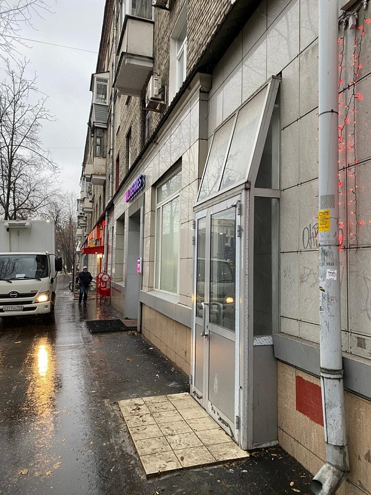 Продажа торгового помещения Жилое здание 