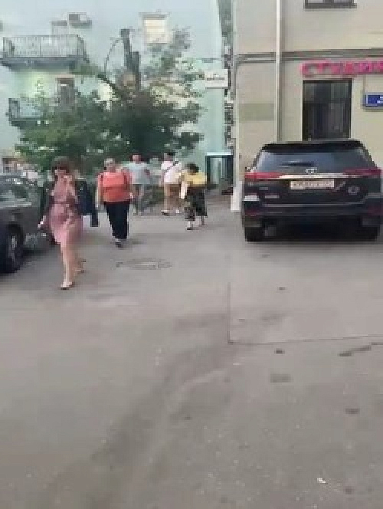 Продажа торгового помещения Жилое здание 