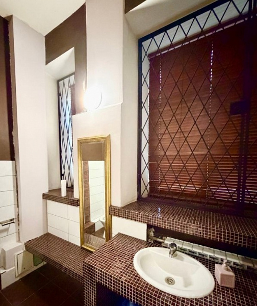 Продажа торгового помещения Жилое здание 